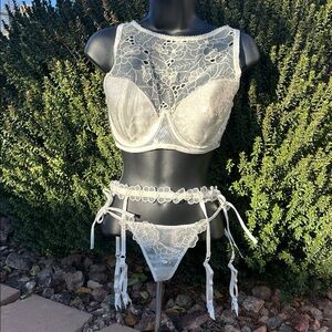 Delicate Lace High-Neck Bra & Garter Set in Cream